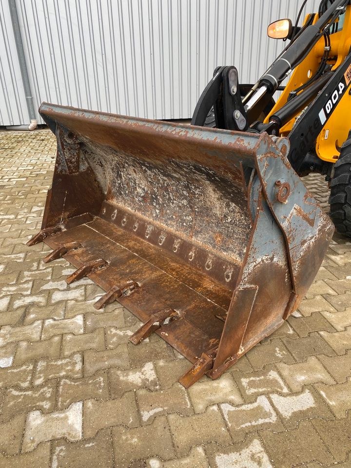 Radlader JCB 406 Palettengabel Klappschaufel mieten bei menzinger – 3