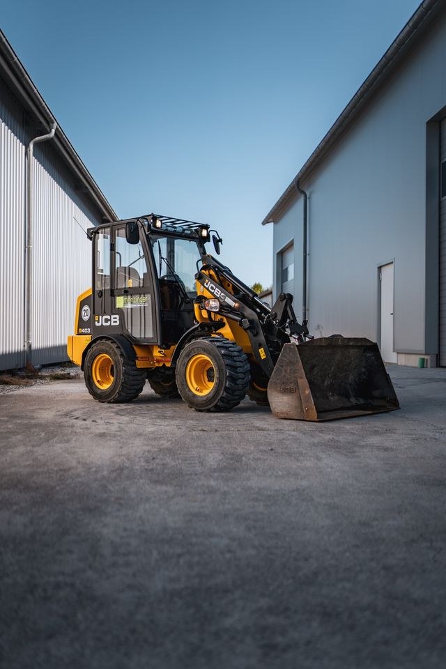 Radlader 2500kg kompakt Schaufel JCB 403 129 mieten bei menzinger
