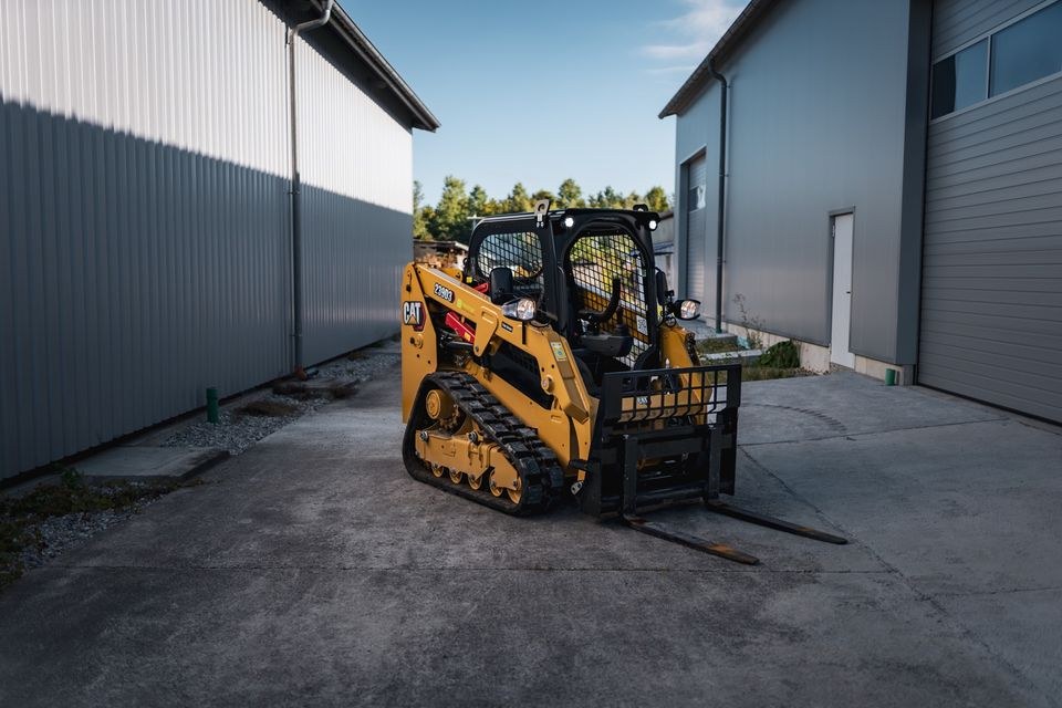 CAT 239D3 wie Bobcat Kompaktlader Deltalader mieten bei menzinger