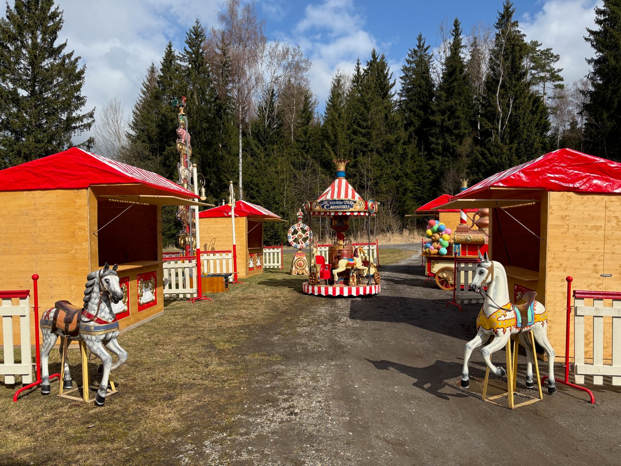 "Sommeraktion Jahrmarkt", Verkaufshütte, Hütte, Zaunelemente, Glücksrad, Caroussell, Hau den Lukas, Stehtische mit Hussen – 2