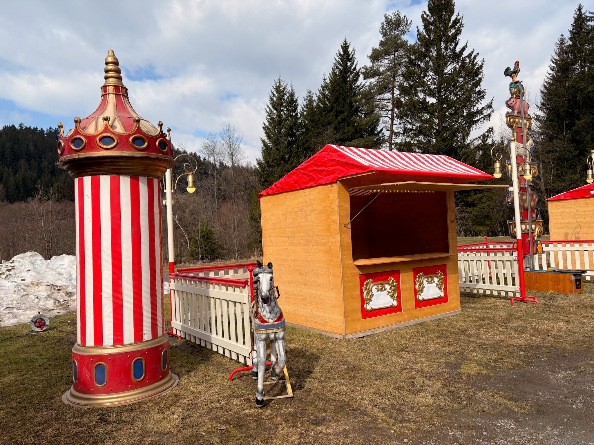 "Sommeraktion Jahrmarkt", Verkaufshütte, Hütte, Zaunelemente, Glücksrad, Caroussell, Hau den Lukas, Stehtische mit Hussen – 4