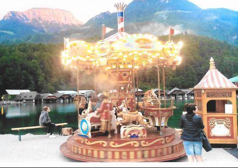 historisches Dampf-Pracht-Caroussell mit Dampf, Karussell, Kinder – 4