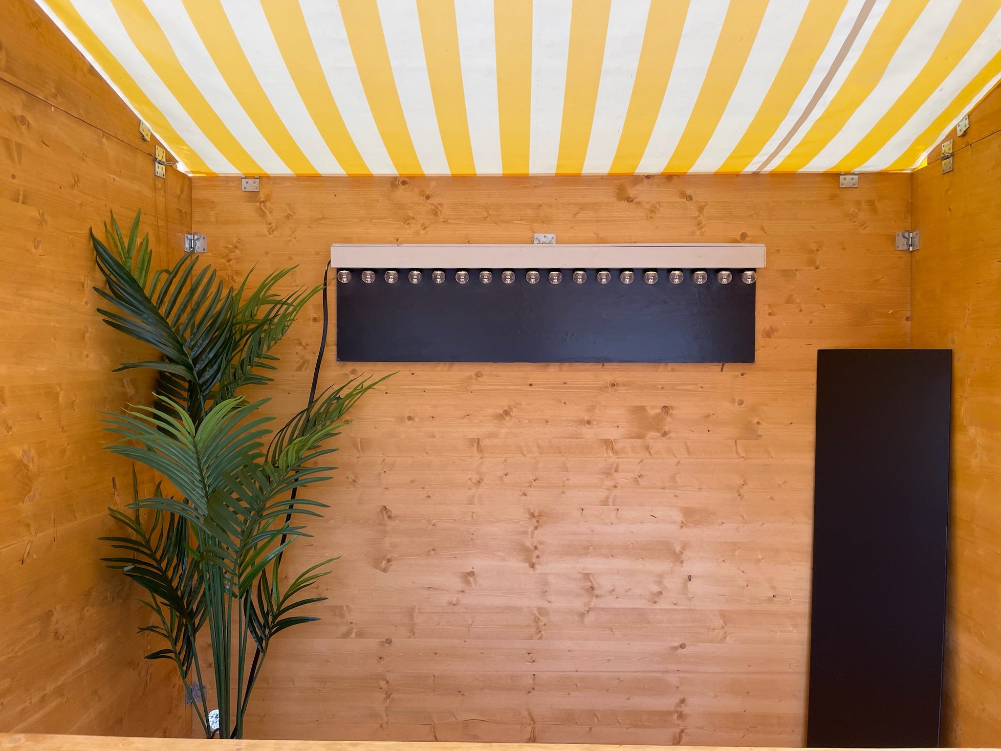 Verkaufshütte oder Pavillon z.B. für den Weihnachtsmarkt, Marktstand, Bude, Weihnachtsmarktbude, Verkaufsstand, Teststation, Testbude, Corona – 2
