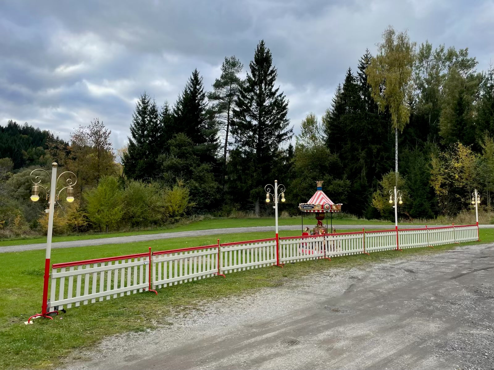 mobile Zaunanlage, Zaun, mit Handlauf, Absperrgitter, Absperrung, Personenleitsystem, Nostalgiezaun, Modell "Königssee" – 2