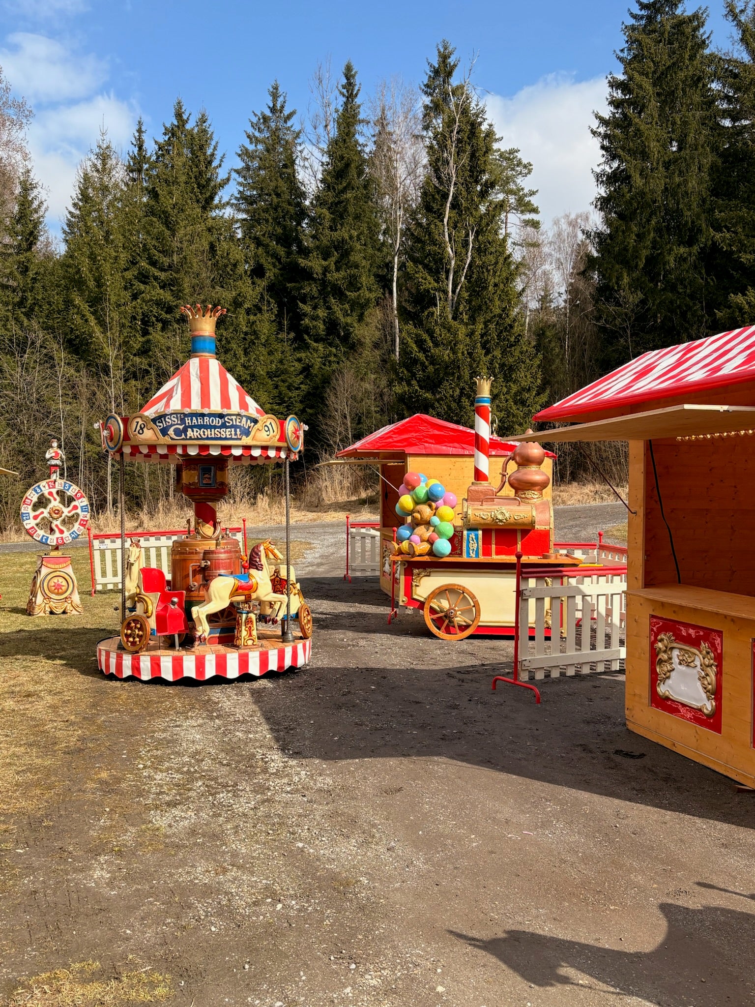 "Sommeraktion Jahrmarkt", Verkaufshütte, Hütte, Zaunelemente, Glücksrad, Caroussell, Hau den Lukas, Stehtische mit Hussen – 3