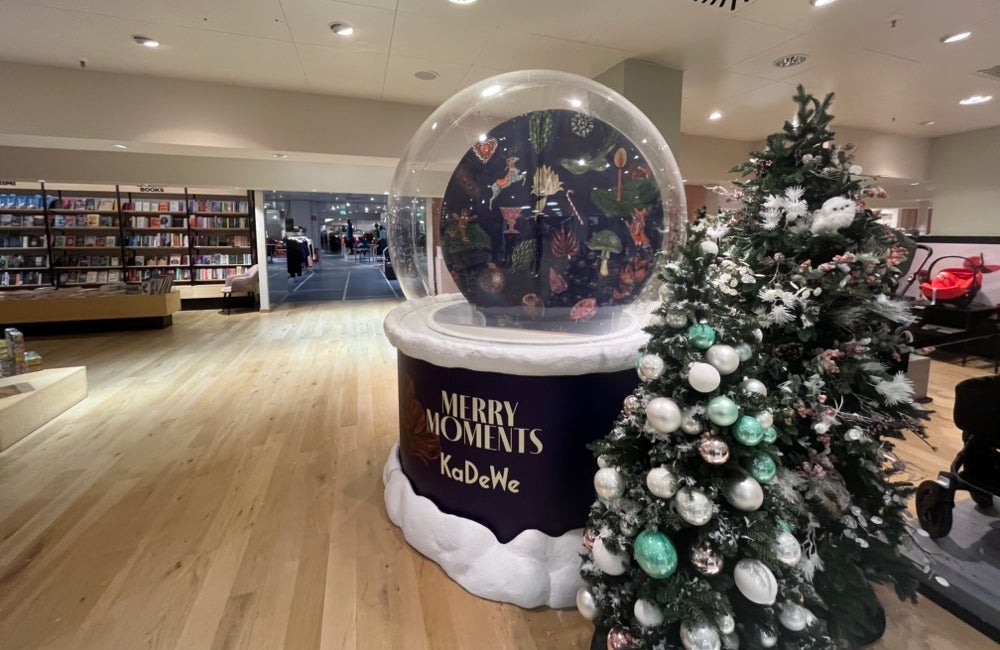 Acryl Schneekugel | XXL Schneekugel aus Acryl | begehbare Schneekugel | XXL Snowglobe | Riesen Schneekugel aus Acryl mieten | Schneekugel mit Foto Aktion | Fotobox | Photo Booth