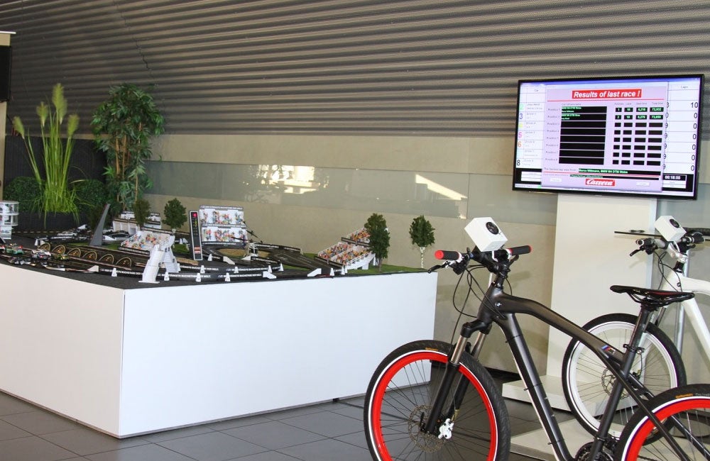 Bike Carrera Bahn | Carrera Bahn mit Fahrradantrieb | fahrradangetriebene Carrera Bahn | Fahrrad Autorennbahn | Rennbahn | Bike Slotcar