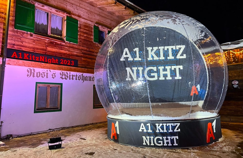 Riesen Schneekugel | begehbare Schneekugel | XL Snowglobe | Aufblasbare Schneekugel | Fotobox in Schneekugel