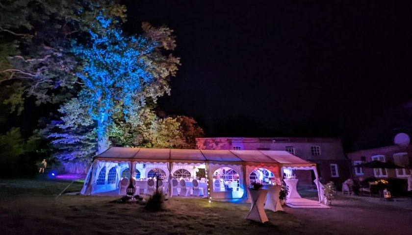 Partyzelt 6x12m Zeltboden Stühle mieten bei Morgentau Events