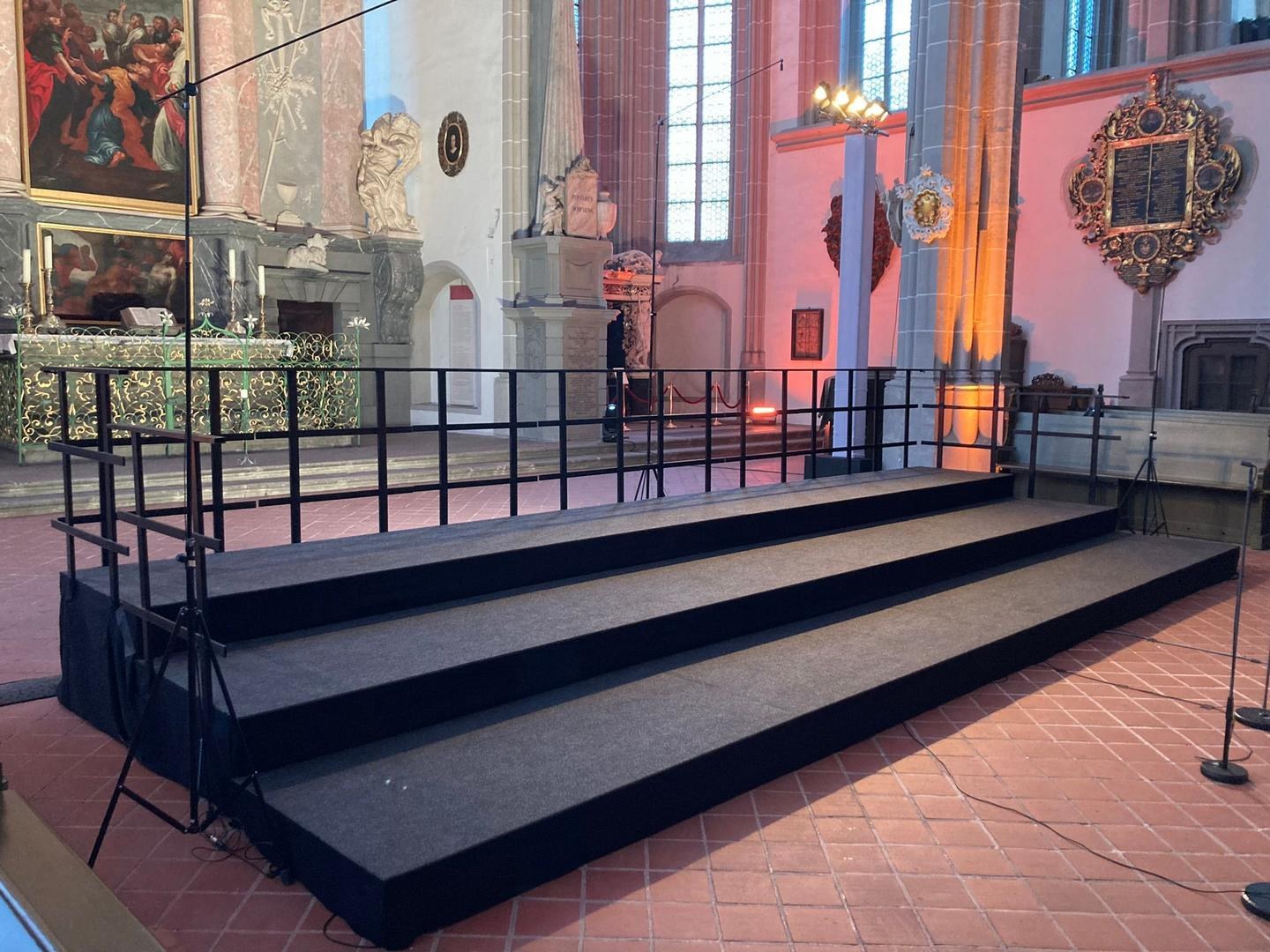 Bühne / Podium aus Systempodesten Bütec 4x3m / 6x4m verschiedene Größe mieten in Bautzen – 2
