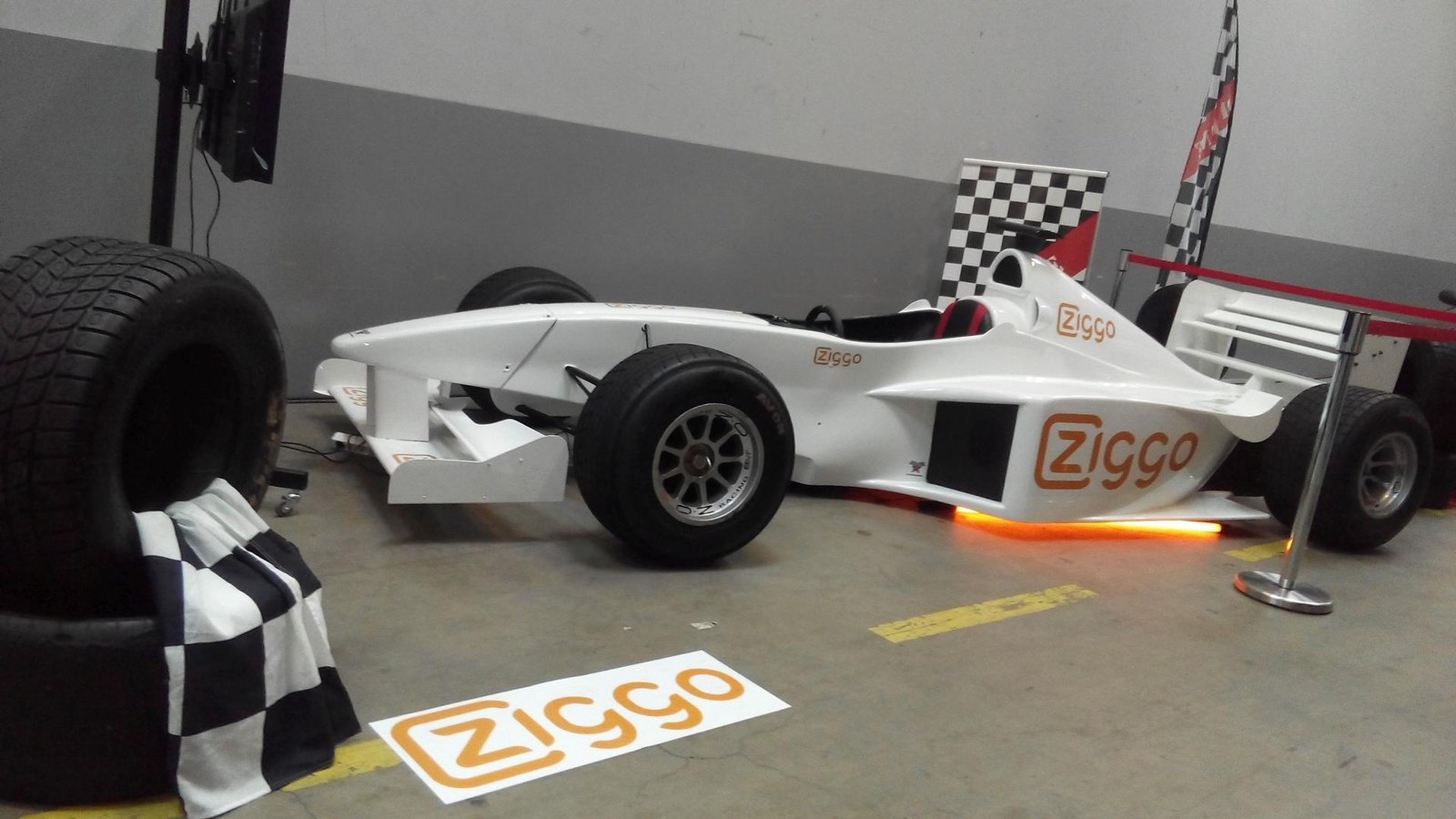 Weißer Formel 1 Rennsimulator mit eigener Firmenwerbung mieten in Bad Bentheim