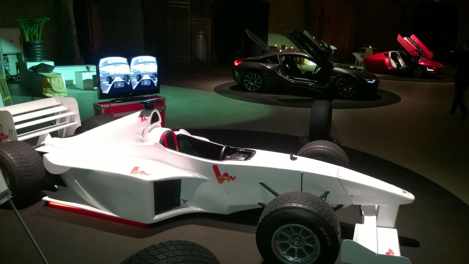 Weißer Formel 1 Rennsimulator mit eigener Firmenwerbung mieten in Bad Bentheim – 2