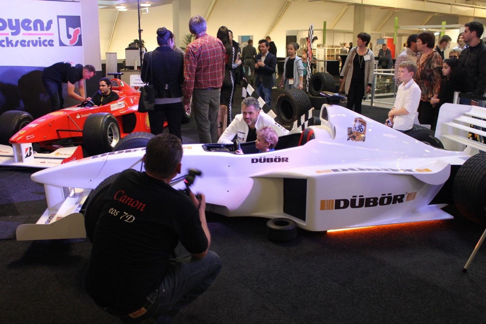 Weißer Formel 1 Rennsimulator mit eigener Firmenwerbung mieten in Bad Bentheim – 3
