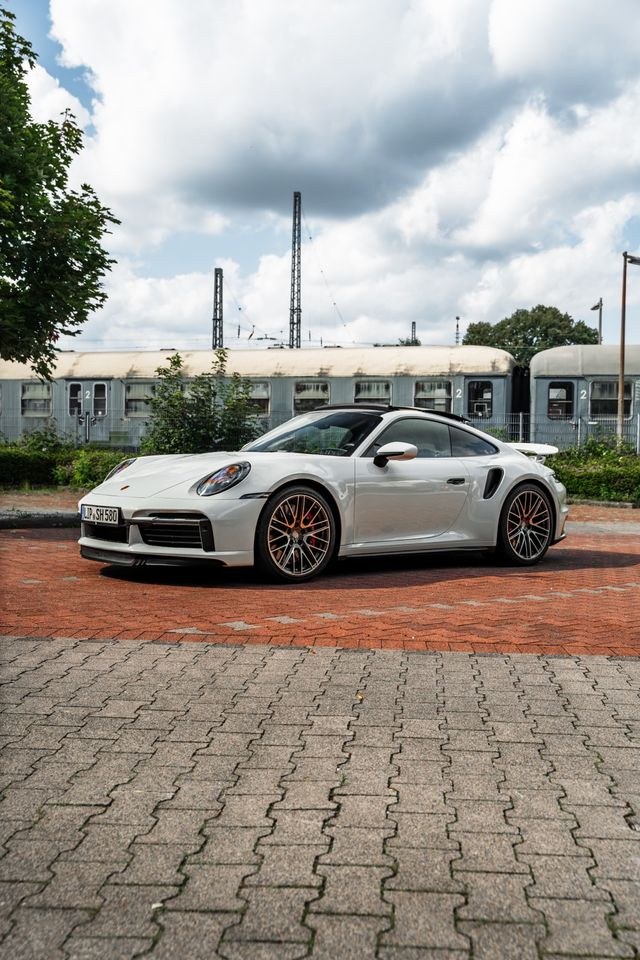 Porsche 911 Turbo mieten in Bielefeld – Fahrspaß auf Zeit