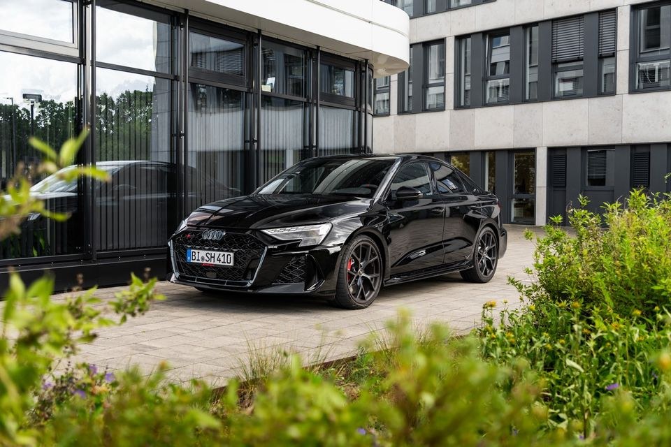Audi RS3 Limousine mieten in Bielefeld – Fahrspaß auf Zeit