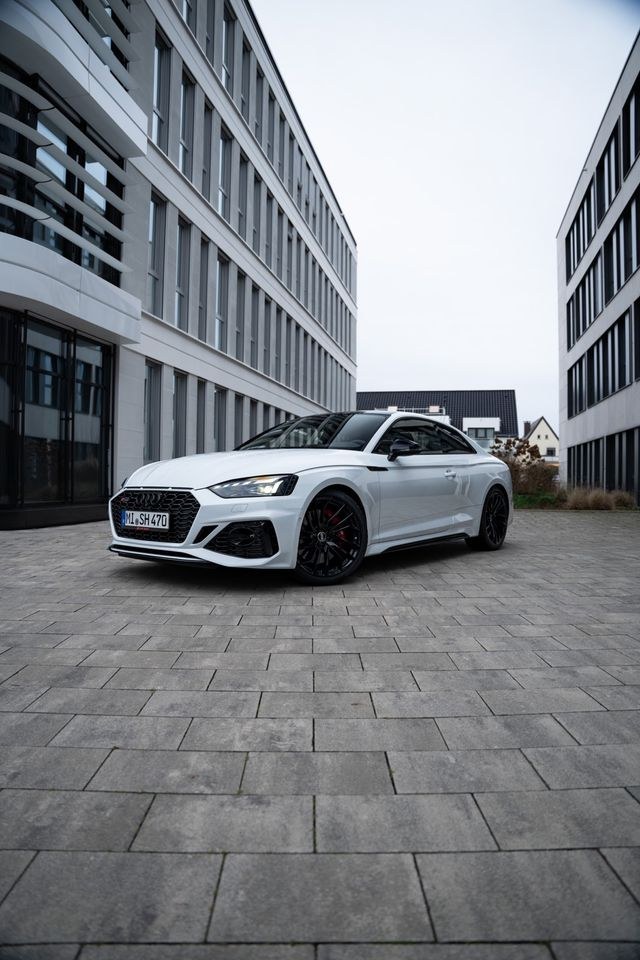 Audi RS5 Coupé mieten in Bielefeld – Fahrspaß auf Zeit
