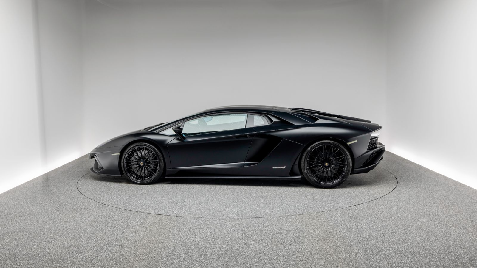 Lamborghini Aventador S mieten bei Black & Ride