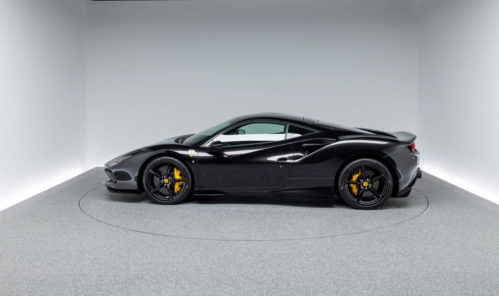 Ferrari F8 Spider mieten bei Black & Ride