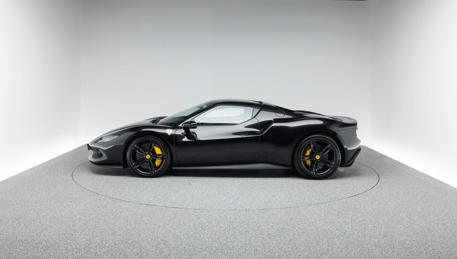 Ferrari 296 GTB mieten bei Black & Ride