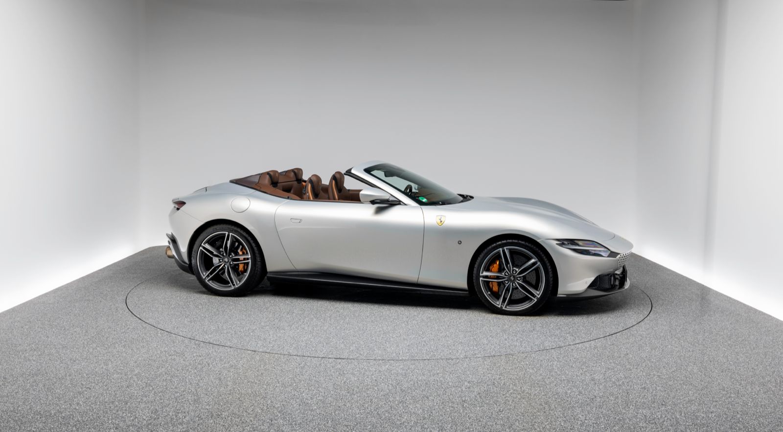 Ferrari Roma Spider mieten bei Black & Ride
