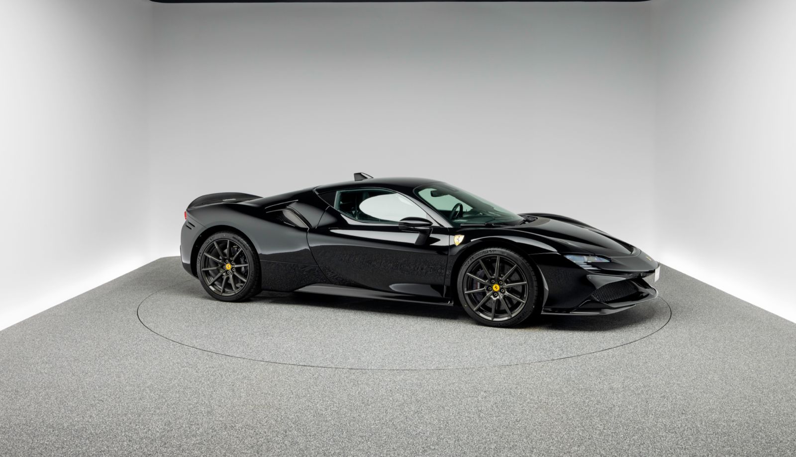 Ferrari SF90 Stradale | unterschiedliche Farben verfügbar | Alternative Ferrari 296 GTB Ferrari 812 Ferrari F8 Ferrari 488 | Ferrari Hochzeitsauto | Ferrari Langzeitmiete | Ferrari Abo – 3