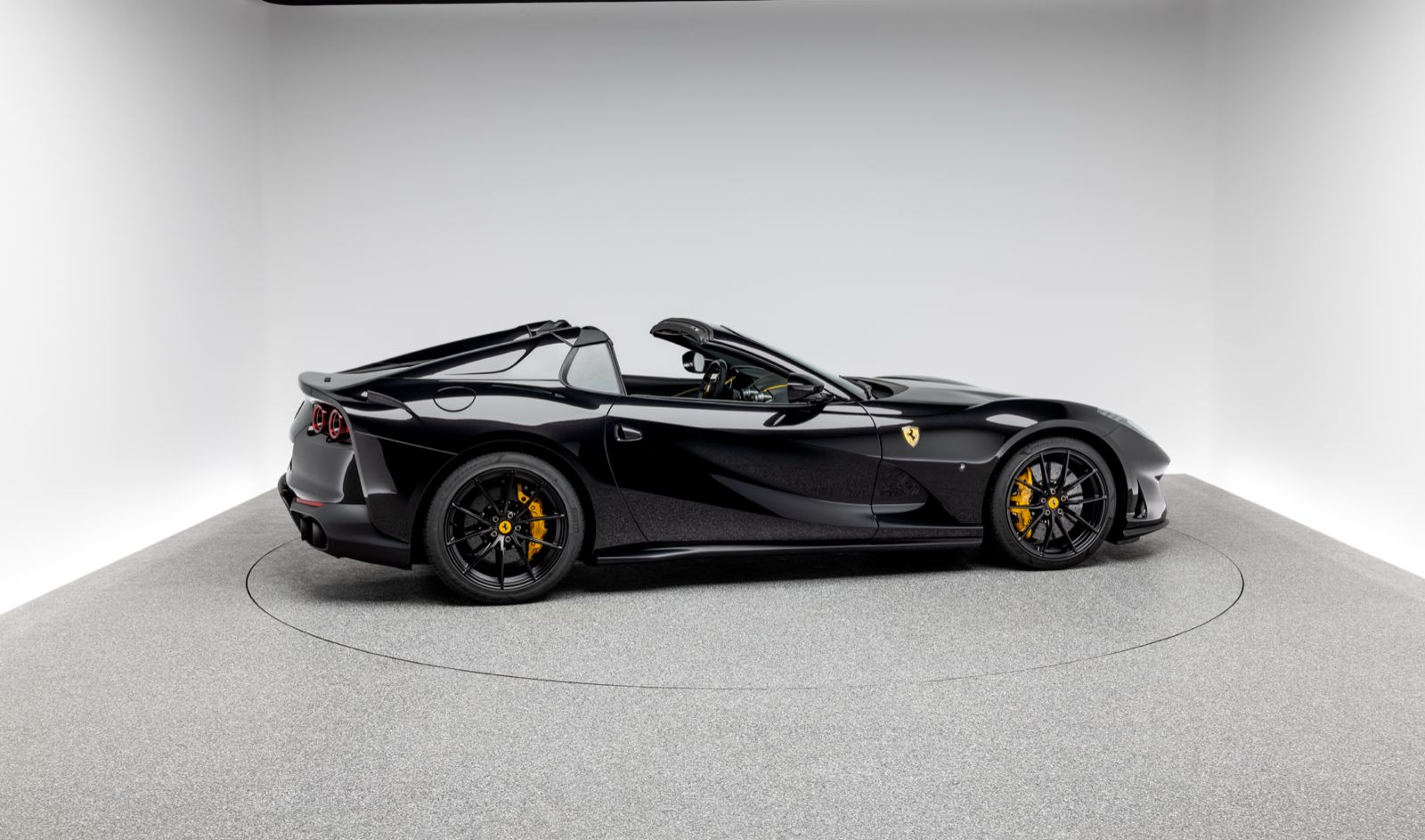Ferrari 812 GTS mieten bei Black & Ride