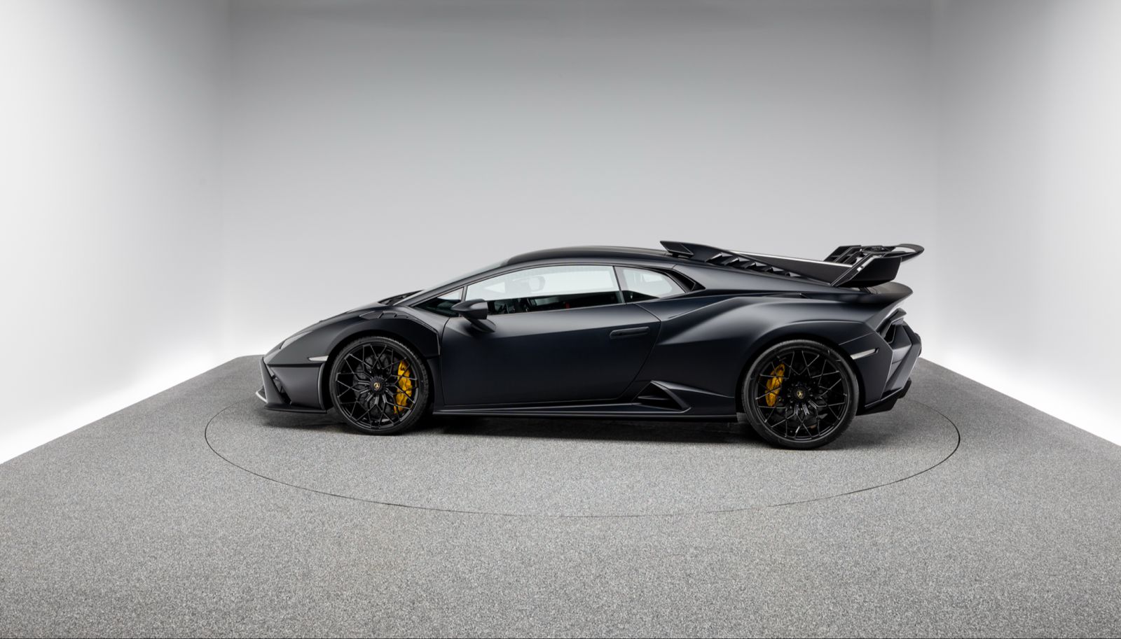 Lamborghini Huracan STO mieten bei Black & Ride