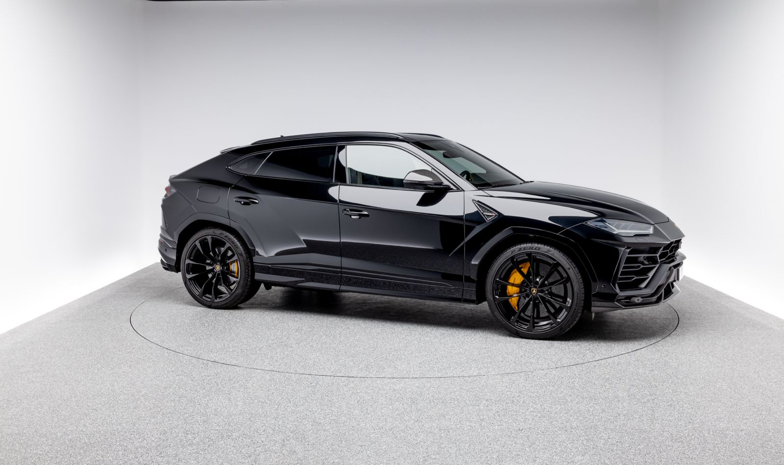 Lamborghini Urus mieten bei Black & Ride