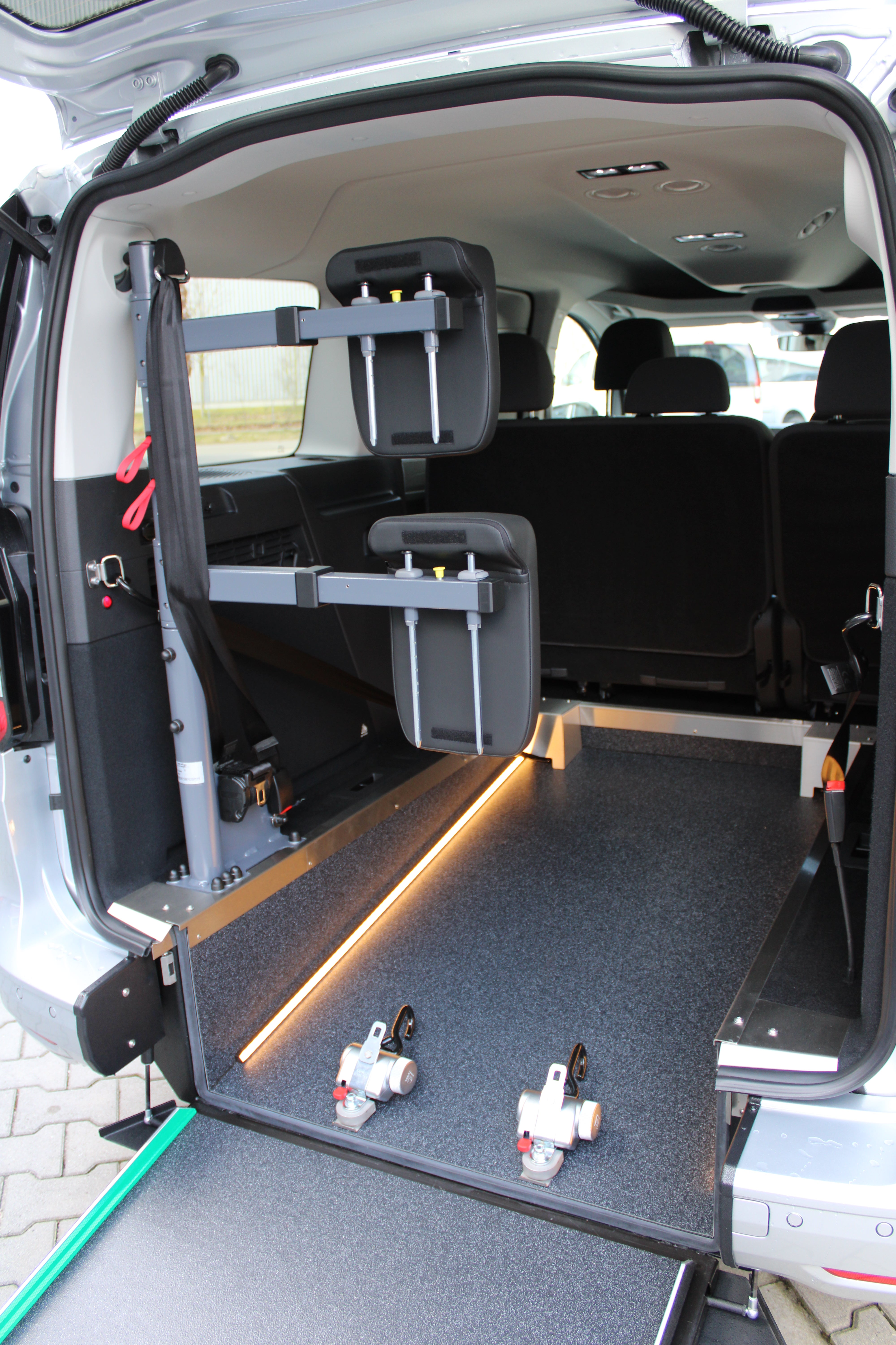 Mietwagen für Rollstuhlfahrer / Rollstuhltransporter Rollstuhlrampe / Gutschein – 4