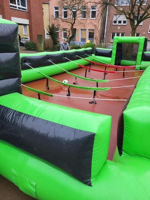 Menschen-Kicker 12m x 6m x 2m