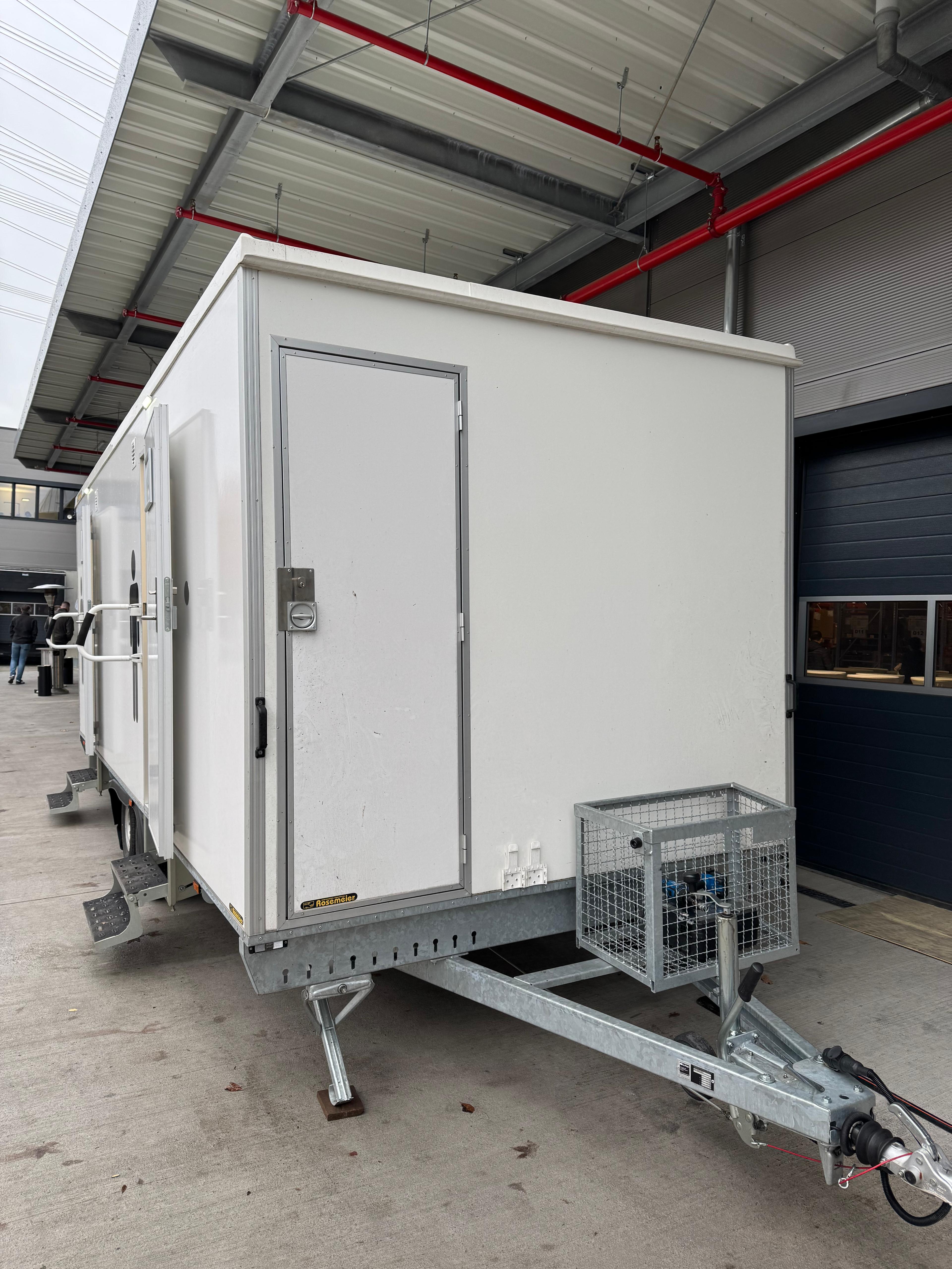 Hochwertiger Toilettenwagen (4x Damen / 2x Herren + 4x Urinale) – 3