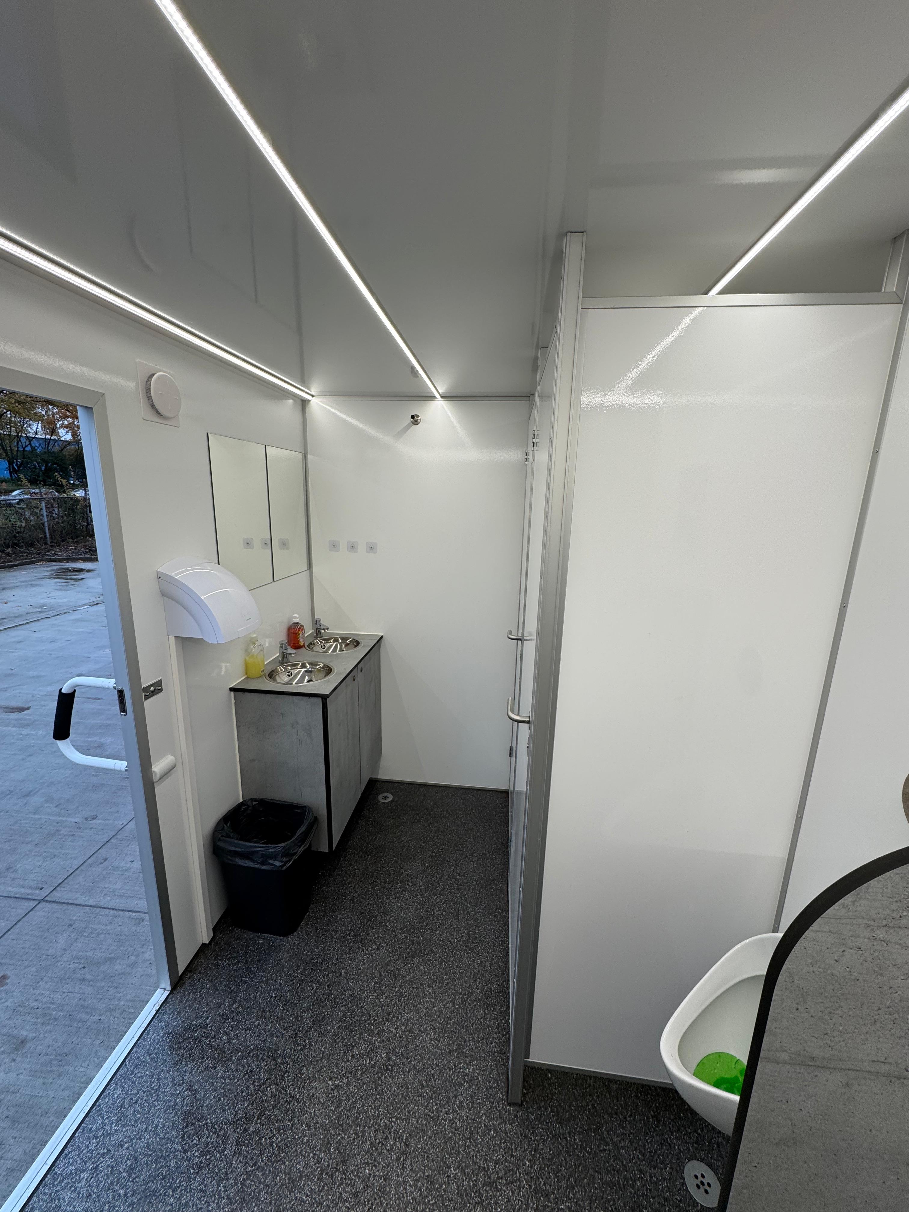Hochwertiger Toilettenwagen (4x Damen / 2x Herren + 4x Urinale) – 4
