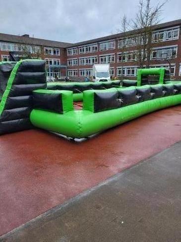Menschen-Kicker 12m x 6m x 2m – 4