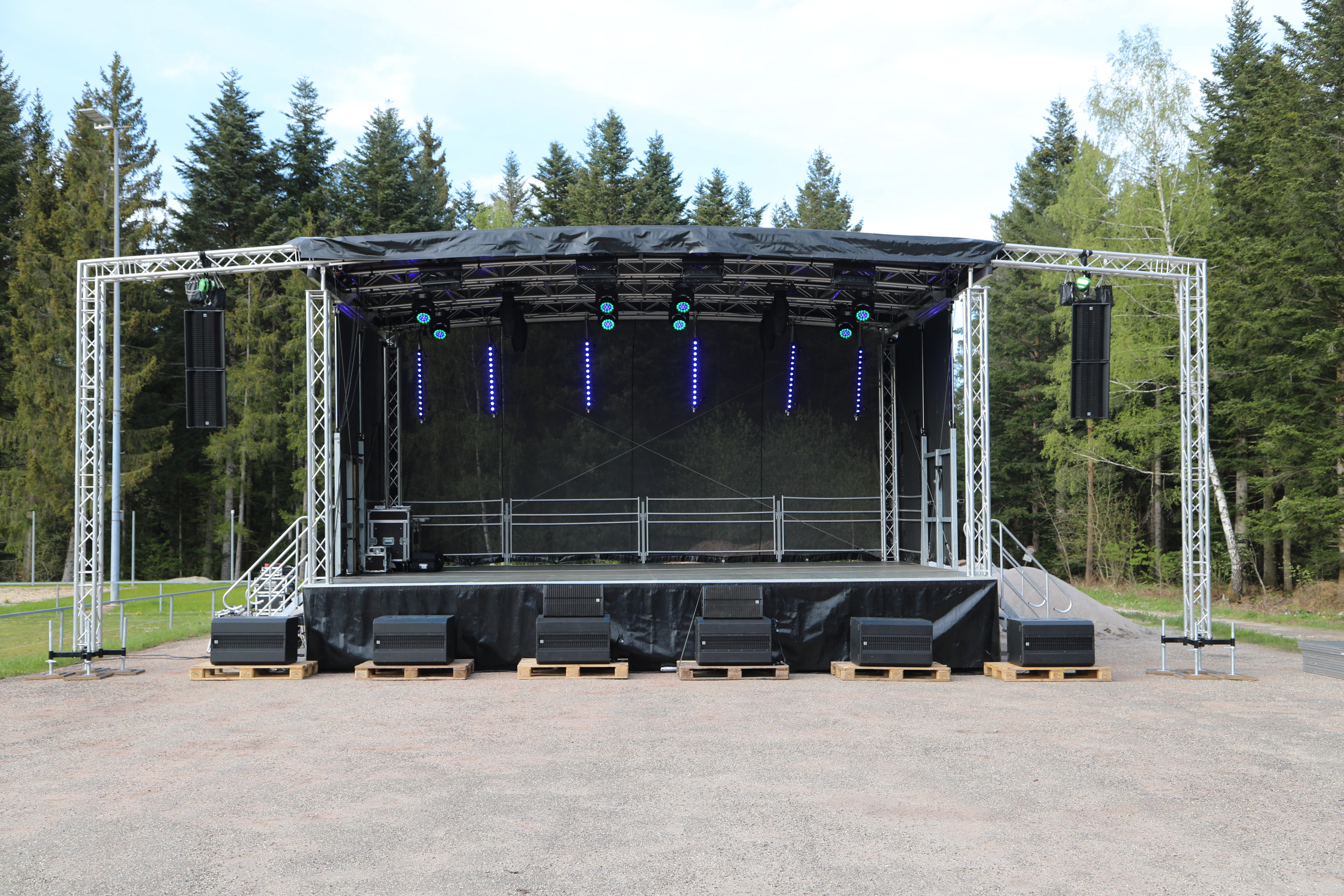 Rundbogen Trailerbühne mobile Bühne Open Air 48qm 8x6m