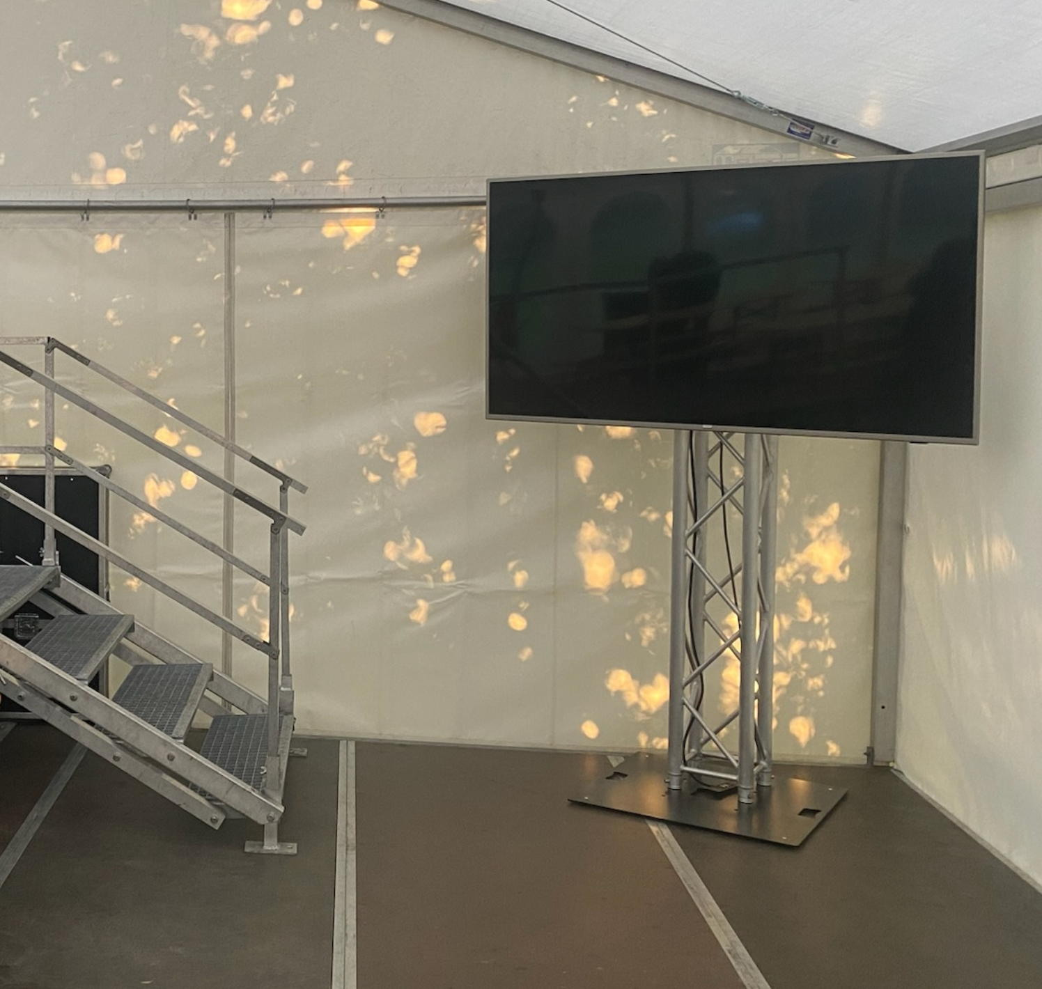 Fernseher / TV / Monitor / 70 Zoll / 70" / Philips / mieten