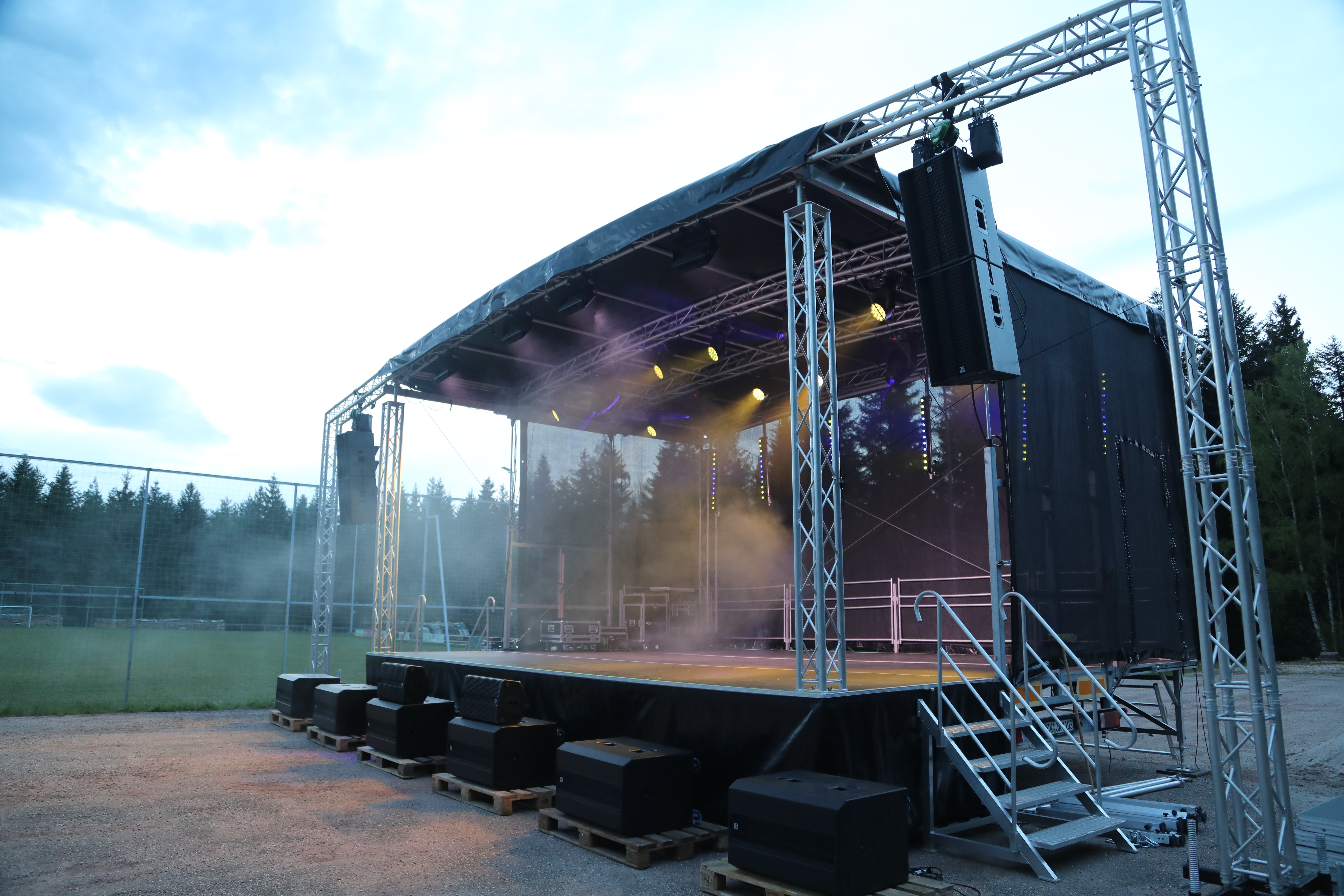 Rundbogen Trailerbühne mobile Bühne Open Air 48qm 8x6m – 3