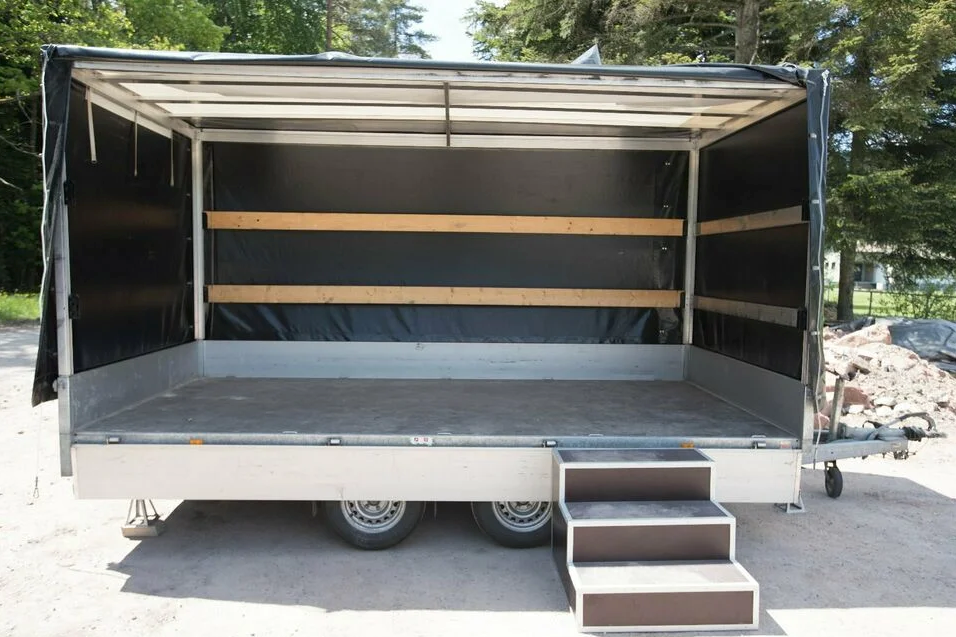 Trailerbühne mit Plane für DJ, Alleinunterhalter,... – 2
