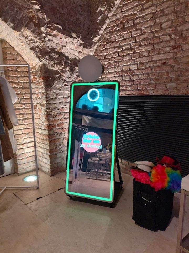 Fotospiegel Fotobox Magic Mirror mieten bei Vermietung Flachsbarth