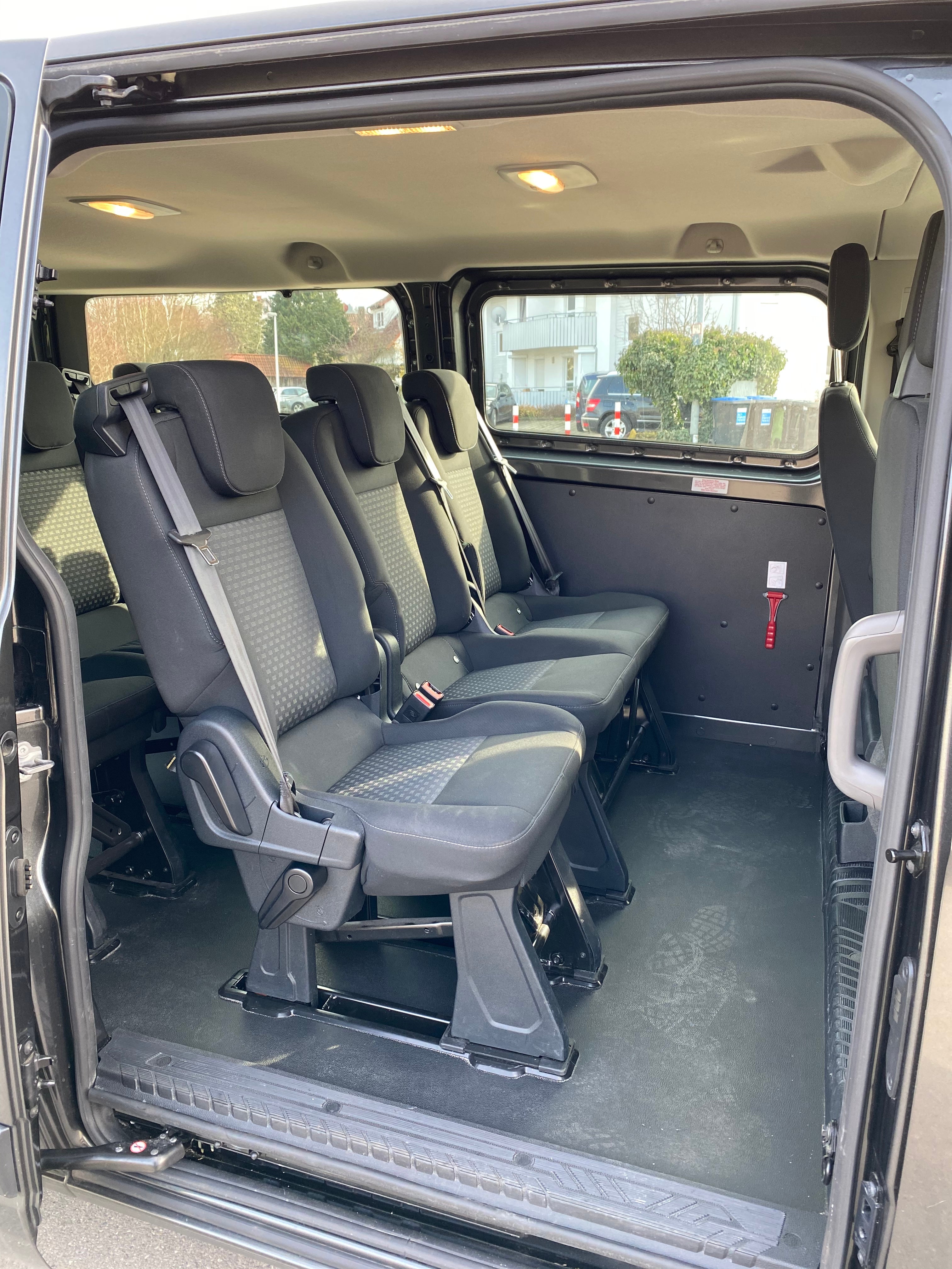 9 Sitzer Ford Transit Custom zu vermieten – 4
