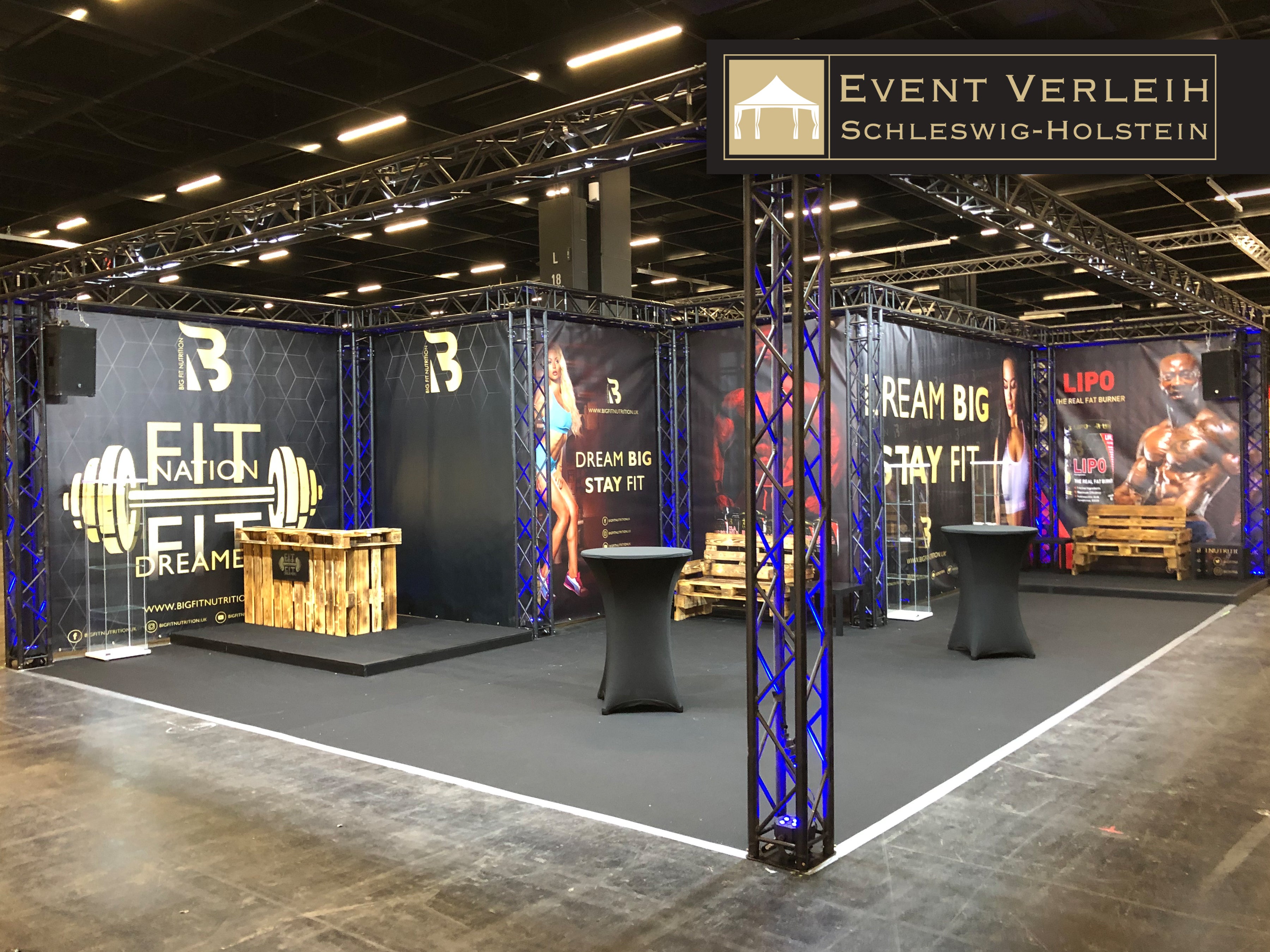 Individuelle Messestände in jeder Größe - Messestand mit Beleuchtung, Mobiliar, Bannern, Bodenbelägen, etc. – 2