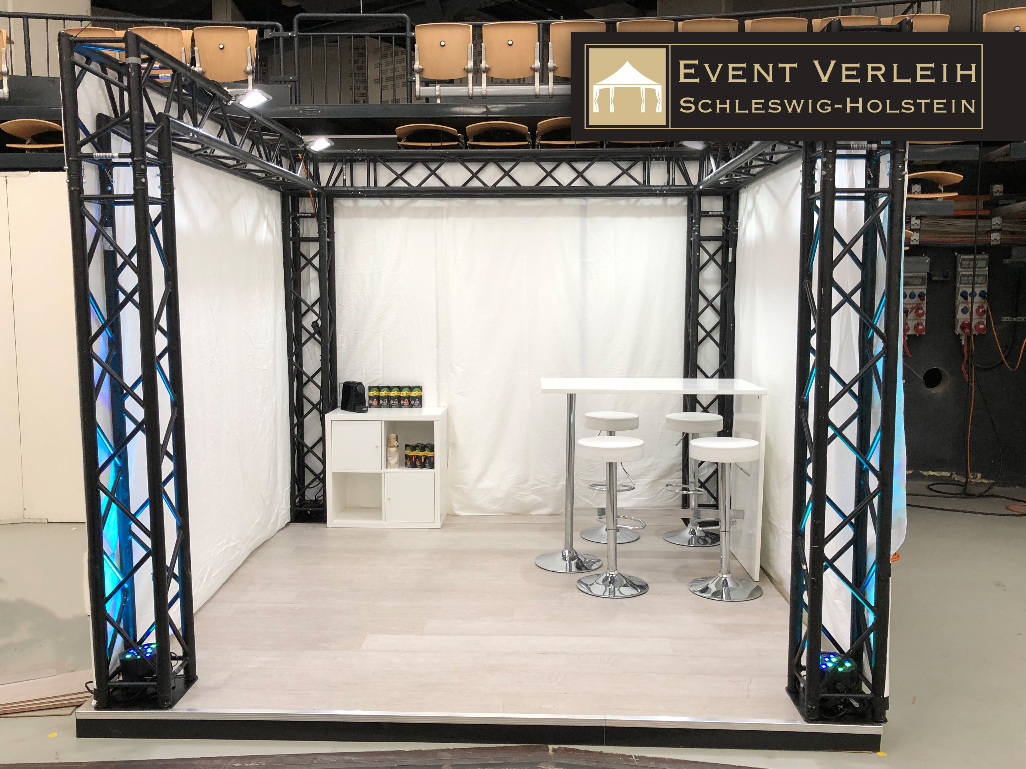 Individuelle Messestände in jeder Größe - Messestand mit Beleuchtung, Mobiliar, Bannern, Bodenbelägen, etc. – 3