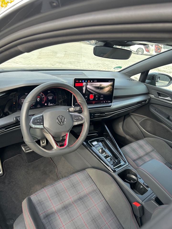Volkswagen VW Golf 8 GTI Facelift 2025 mieten bei Skyline Rental – 4
