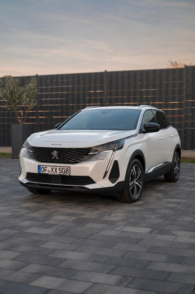 Peugeot 5008 7 Sitzer SUV Automatik Kamera mieten bei Skyline Rental