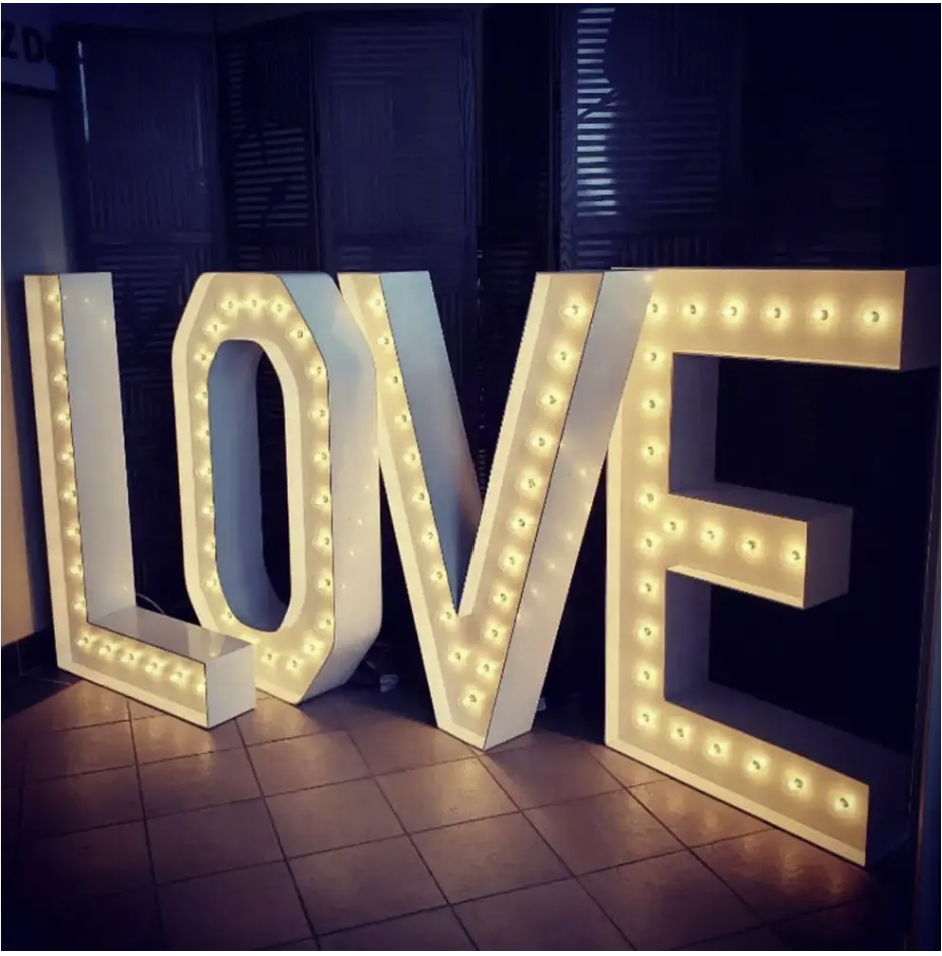 LOVE beleuchtete Buchstaben – 3