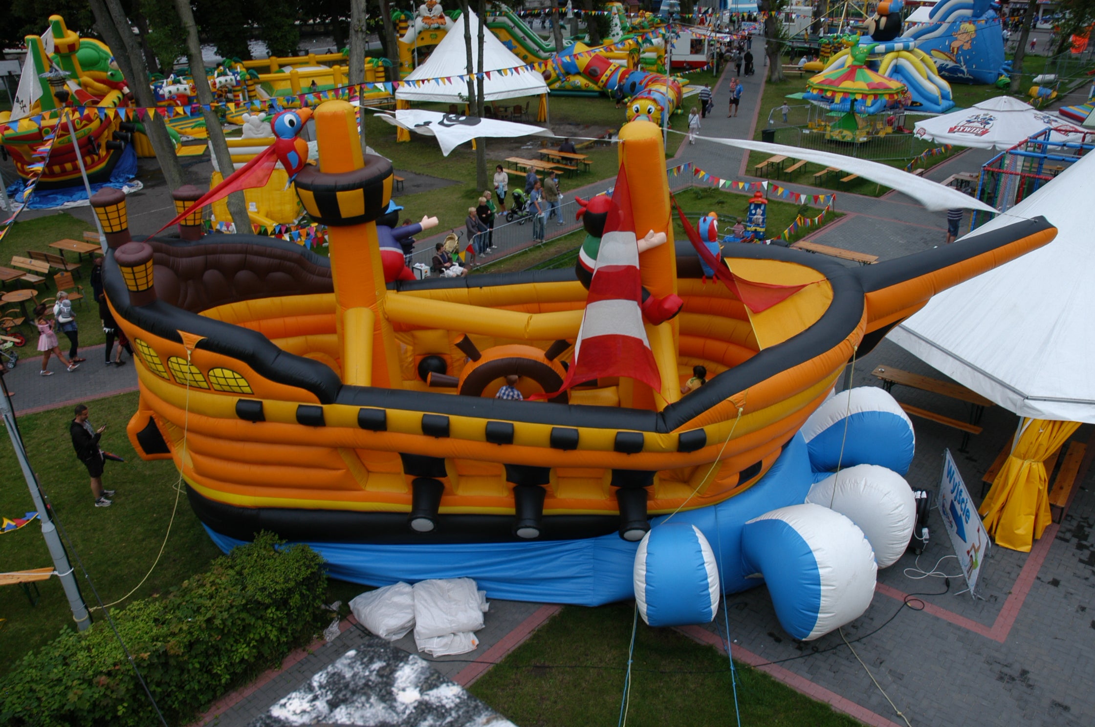 Piratenschiff auf Welle / Hüpfburg Pirat – 2