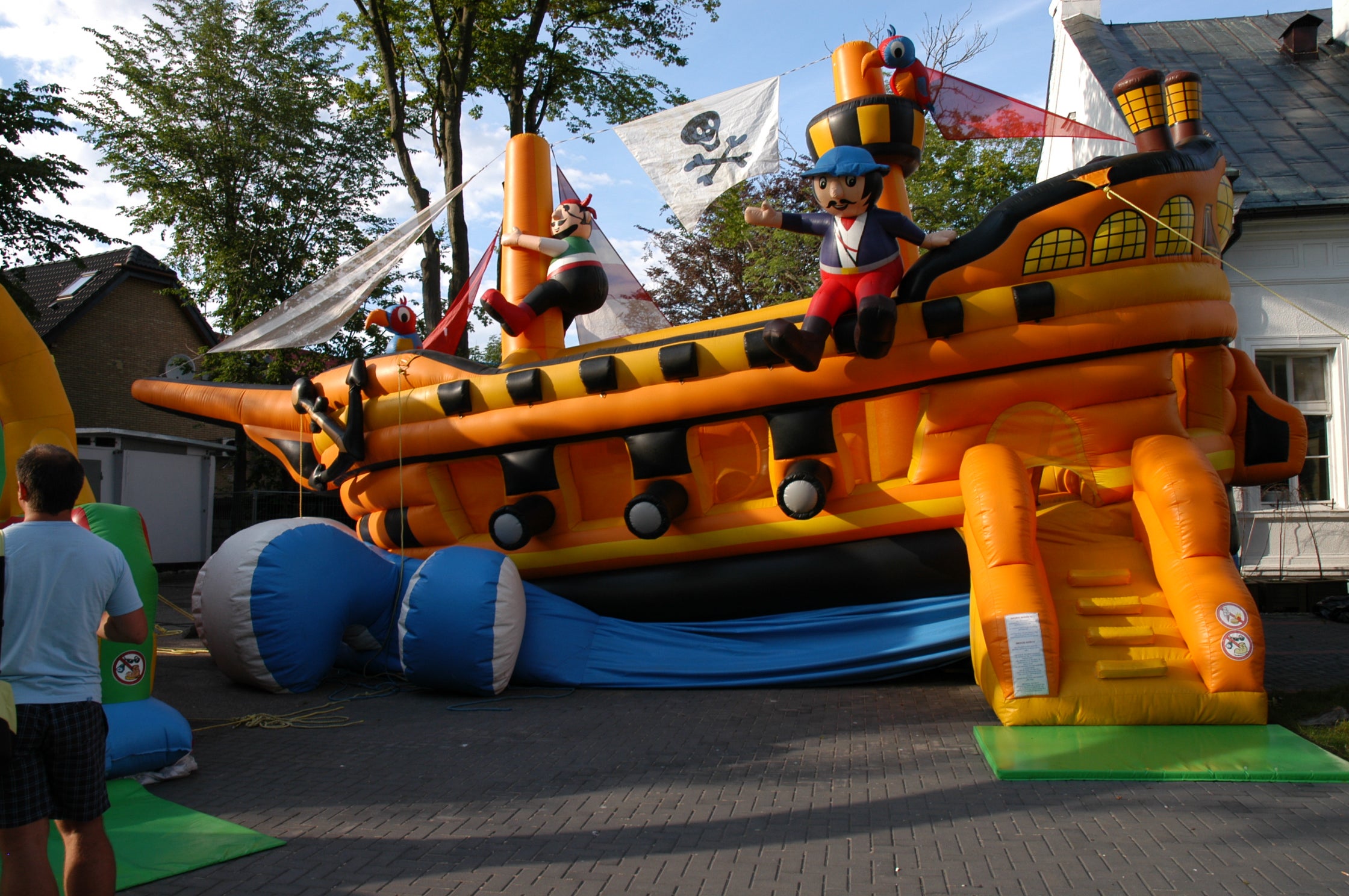 Piratenschiff auf Welle / Hüpfburg Pirat