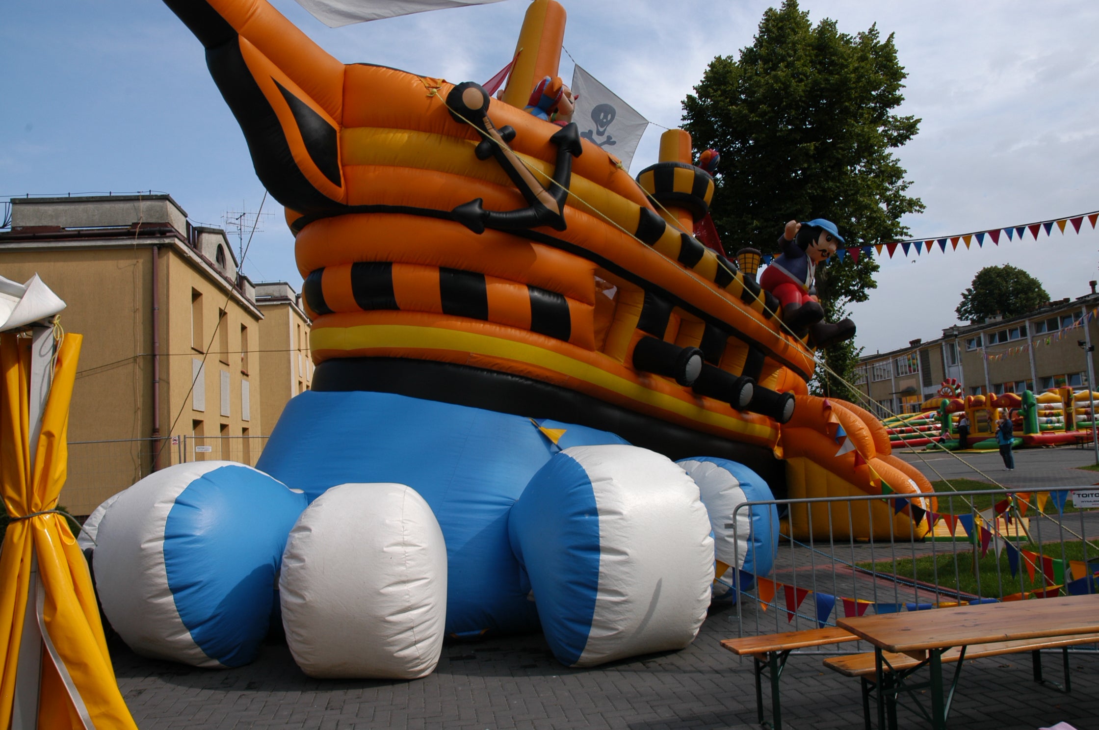 Piratenschiff auf Welle / Hüpfburg Pirat – 3