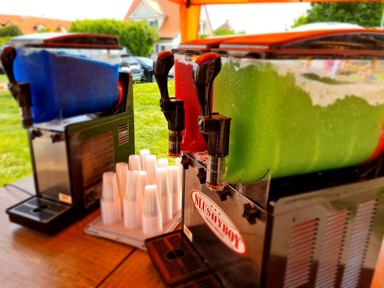 🍧 Slushmaschine 1x8 L – Kompakt, günstig & inkl. Sirup & Trinkhalme – 2
