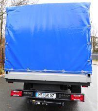 IVECO 3,5t Pritsche mit Plane mieten – Spriegel & AHK, 13,4 cbm – 2