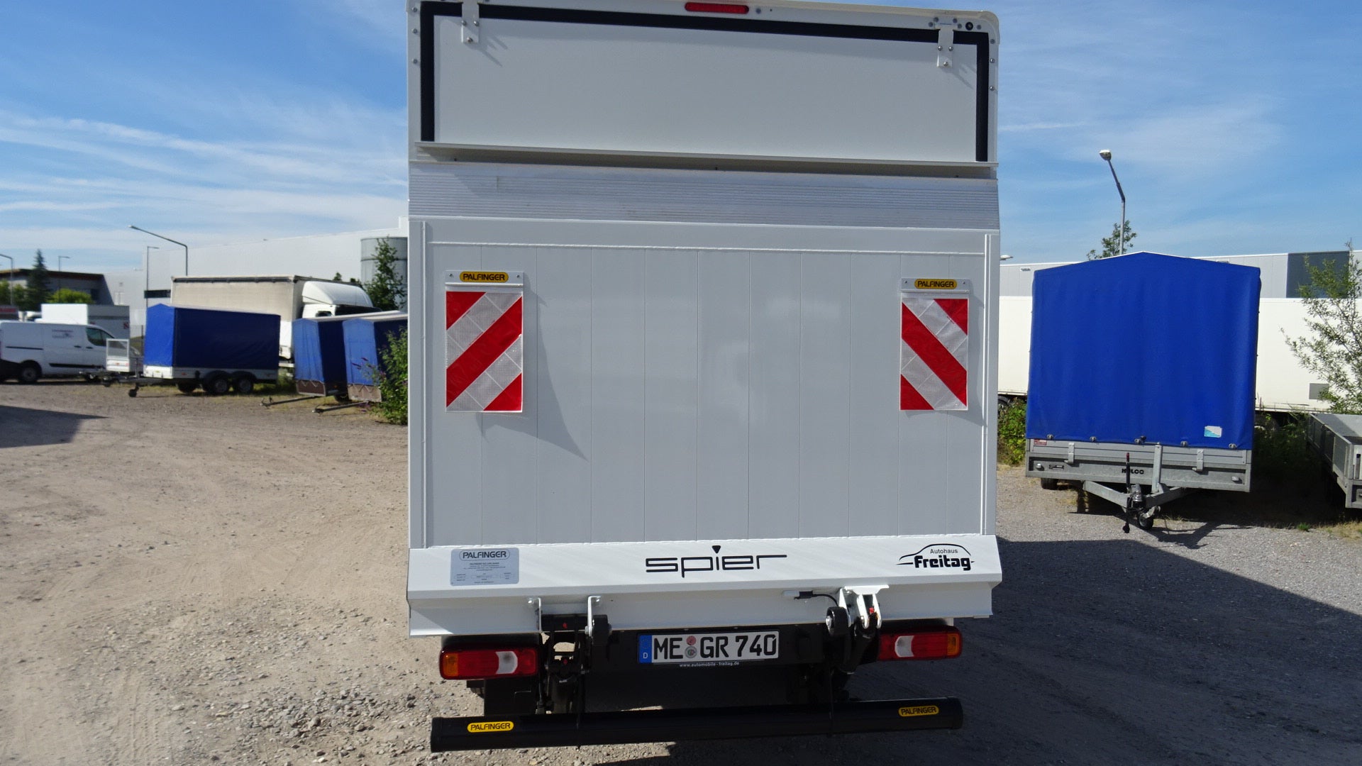 Ihr Umzugsfahrzeug - 3,5to Transporter mit Kofferaufbau, ideal für Umzüge, zu fahren mit Führerscheine B und 3 – 4